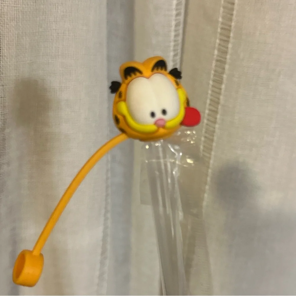 Garfield Themed Gift Set with cup and straw, key chain, Socks and Eye Mask - Picture 3 of 12